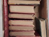 une boîte pleine de livres posée sur une table