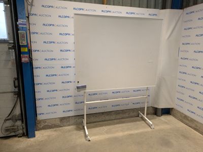 une photo d'une pièce dans laquelle se trouve un tableau blanc