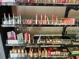 un vaste présentoir de produits de maquillage dans un magasin