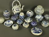de nombreux vases et bols bleus et blancs sur la table