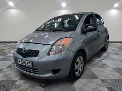 une photo d'une Toyota Yaris argentée garée dans un showroom