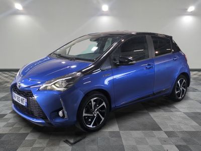 une Toyota Yaris bleue garée sur un sol à damier