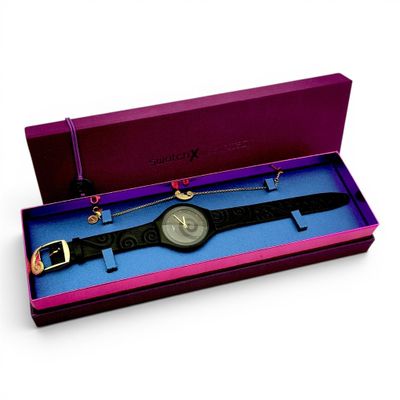 emballage d'une montre dans un coffret cadeau violet sur fond blanc