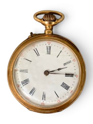 une montre de poche en or avec des chiffres romains sur le cadran