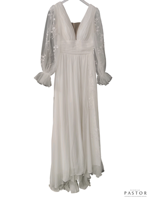 une robe blanche sur un cintre, sur fond blanc