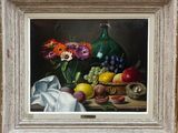 une peinture représentant une nature morte avec des fruits et des fleurs posés sur une table
