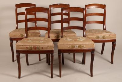 Réunion de cinq chaises en bois naturel, assises garnies de …