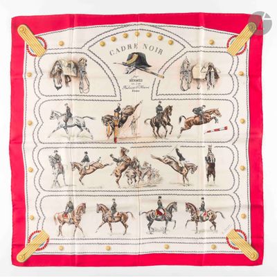 L'écharpe est rouge et blanche, avec des chevaux et des jockeys dessinés dessus.