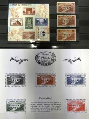 plusieurs types de timbres exposés dans une vitrine