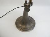 une lampe posée sur une table blanche