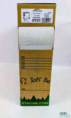 une boîte en carton contenant une paire de ciseaux