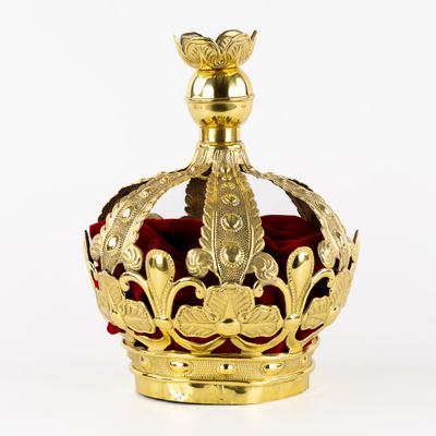 couronne dorée ornée de velours rouge et de motifs dorés sur fond blanc