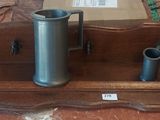 une table en bois sur laquelle sont posés plusieurs vases