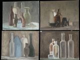 quatre tableaux différents représentant des bouteilles et un chat posés sur une table