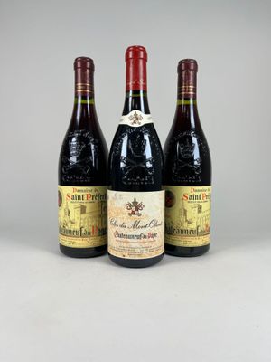 trois bouteilles de vin sont alignées sur une table