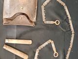 un grand nombre d'outils posés à même le sol