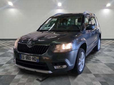 une photo d'une Skoda grise garée sur un sol à damier