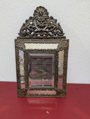 Glace à fronton coquille et double encadrement en cuivre rep…