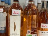 plusieurs bouteilles de vin sont alignées sur un comptoir