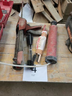 un grand nombre d'outils posés sur une table