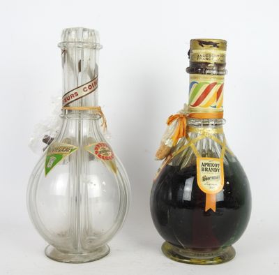 deux bouteilles posées l'une à côté de l'autre sur une table