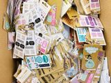 une boîte en carton remplie d'une multitude d'autocollants et d'autocollants