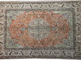 un vieux tapis orné d'un motif en médaillon