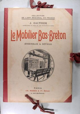 un vieux livre orné d'un ruban rouge, posé sur une table