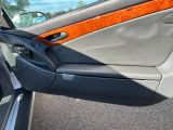 l'intérieur d'une voiture dont la portière est ouverte et la portière côté conducteur également ouverte