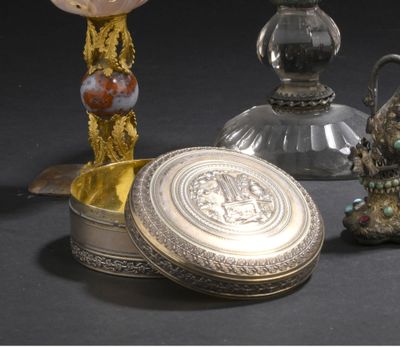 de nombreux objets en verre et en métal de toutes sortes sur la table