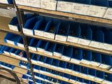 de nombreux bacs bleus posés sur une étagère