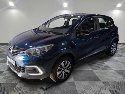 la voiture bleue est garée sur un sol en damier dans le garage