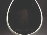 un fauteuil « egg » noir et blanc avec un piètement blanc