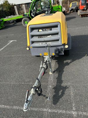 une petite voiture jaune garée sur un parking