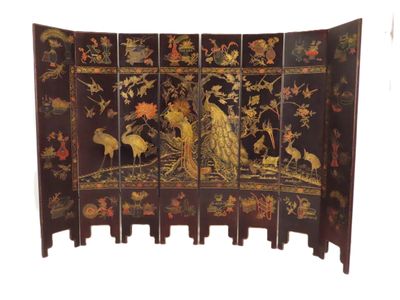une image représentant un paravent décoratif orné d'oiseaux et de fleurs
