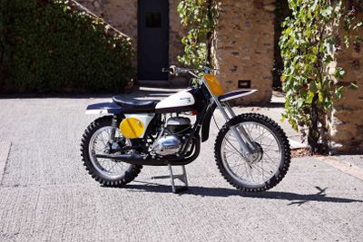 une petite moto garée devant un immeuble