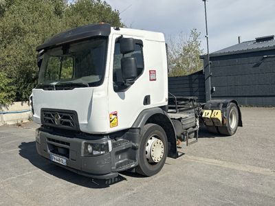 un camion blanc garé dans un parking