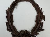 une couronne faite de brindilles posée sur une table blanche