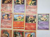 Plusieurs cartes Pokémon sont accrochées au mur d'une pièce.