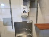 un lavabo et des toilettes dans une petite salle de bains