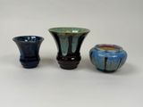 trois petits vases bleus et verts posés les uns à côté des autres