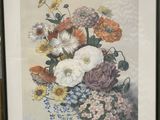 une photo encadrée représentant un bouquet de fleurs posé sur une table