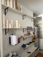 Ensemble d'étagères fixées au mur avec leurs support, soit : (photo 2)