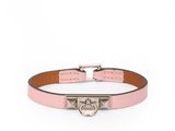 un bracelet en cuir rose muni d'un fermoir en métal argenté