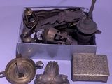 une boîte en argent posée sur une table et contenant divers objets