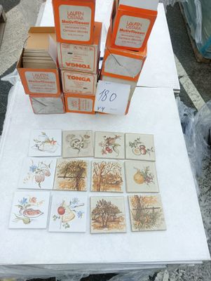 une table sur laquelle sont posées de nombreuses cartes