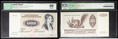 Trois types différents de billets de banque sont exposés dans une vitrine.