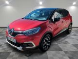 une voiture rouge garée dans un garage au sol en damier