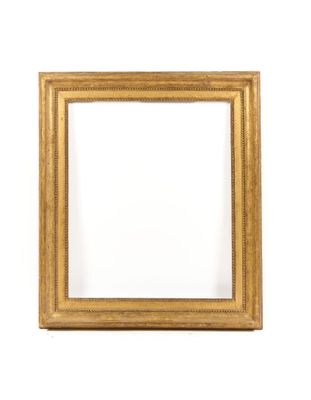 un cadre doré sur un mur blanc, avec un fond blanc