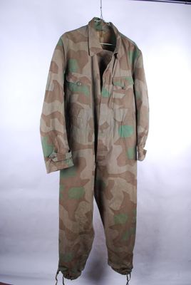 Une combinaison de tankiste en camouflage éclat